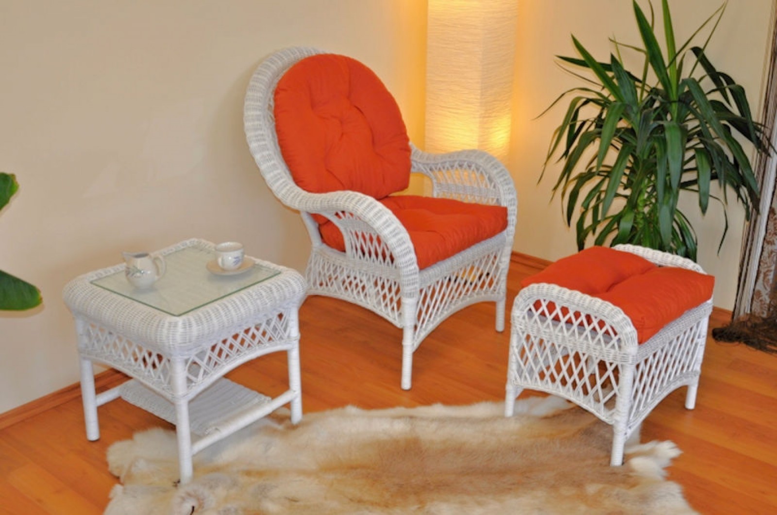 Rattan Ohrensessel, Rattansessel, Relexsessel, Hochlehner mit Hocker und Beistelltisch Korbfarbe : weiß Lackiert